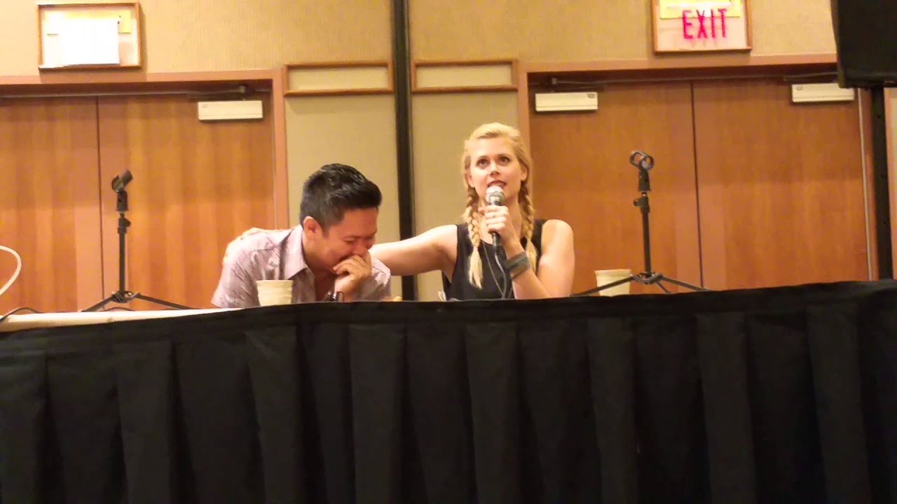 Comic Media Expo (2014-10-18) with Dante Basco and Janet Varney Part 2/4