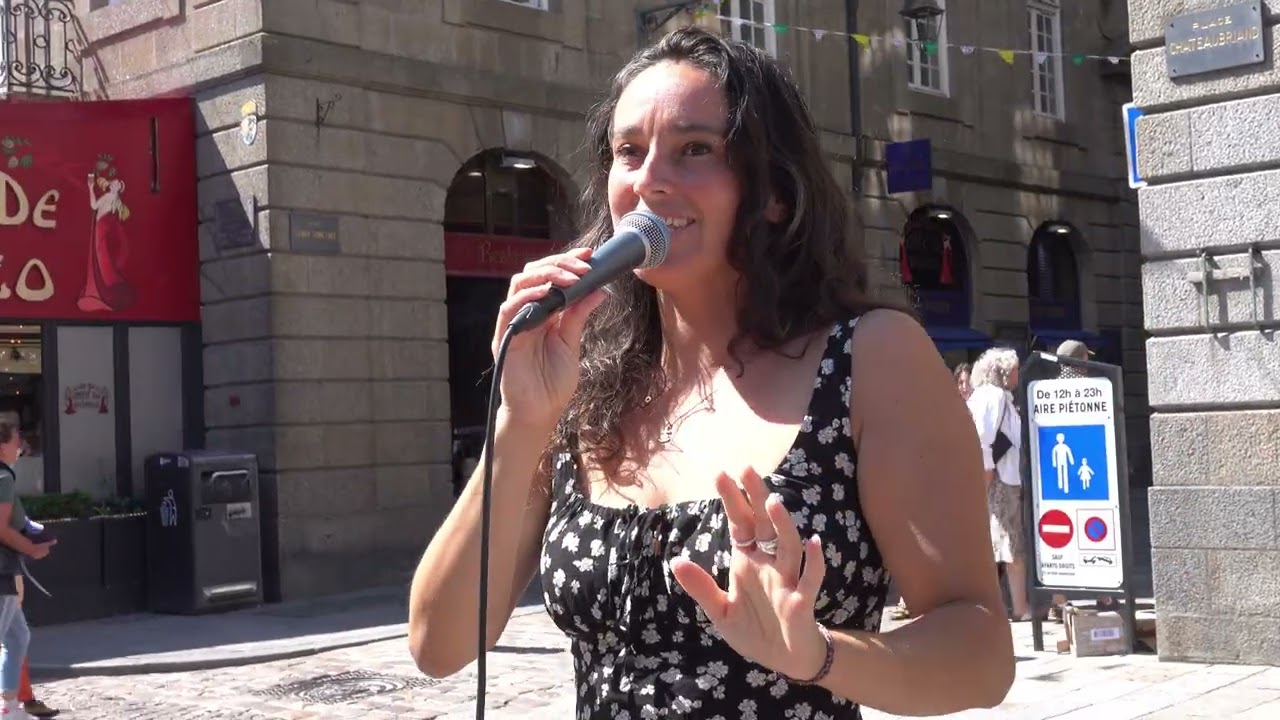 CHANTEUSE DE RUE. Mi titi, mi diva. Mi gouaillouse, mi enchanteresse. Le Café du canal