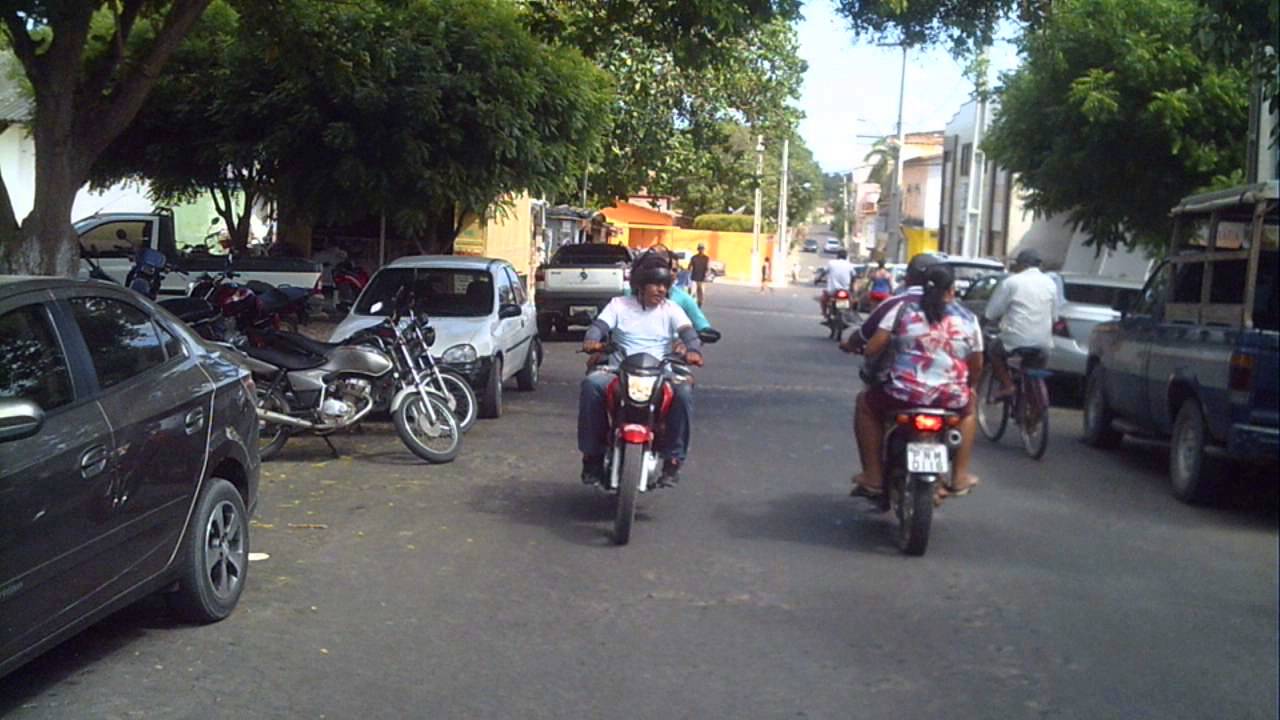 EM ACARAÚ, TIDE ANDRADE, ANDANDO NO CENTRO DA CIDADE