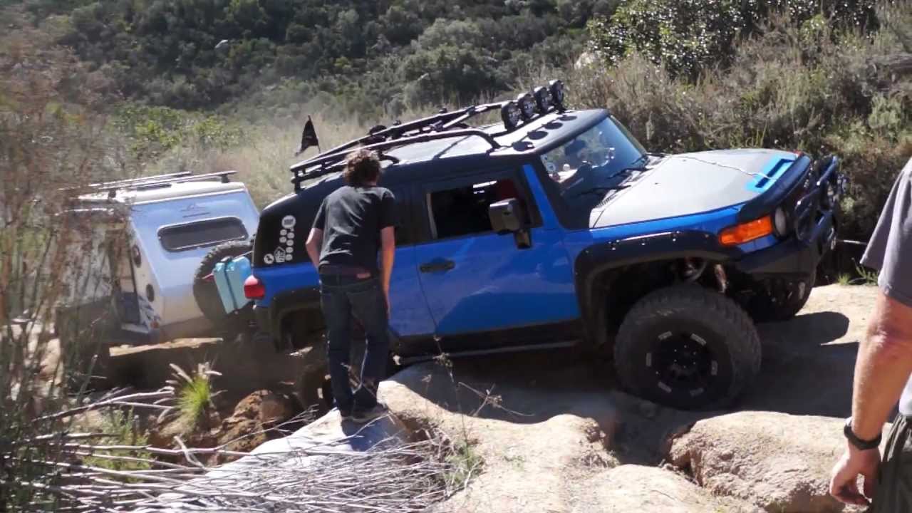 FJ pulling a trailer off road