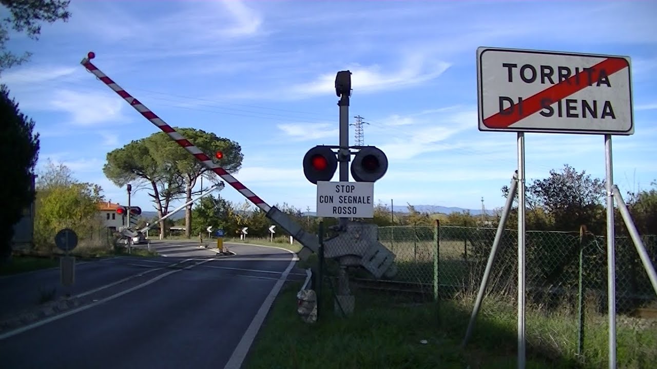 Spoorwegovergang Torrita di Siena (I) // Railroad crossing // Passaggio a livello