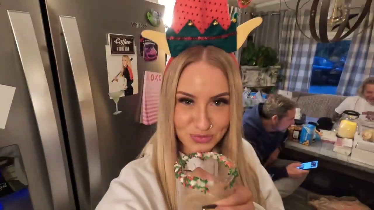 Santa's Sugar Cookies Drink! Ft. Lil Pinky & Ms. Pinky