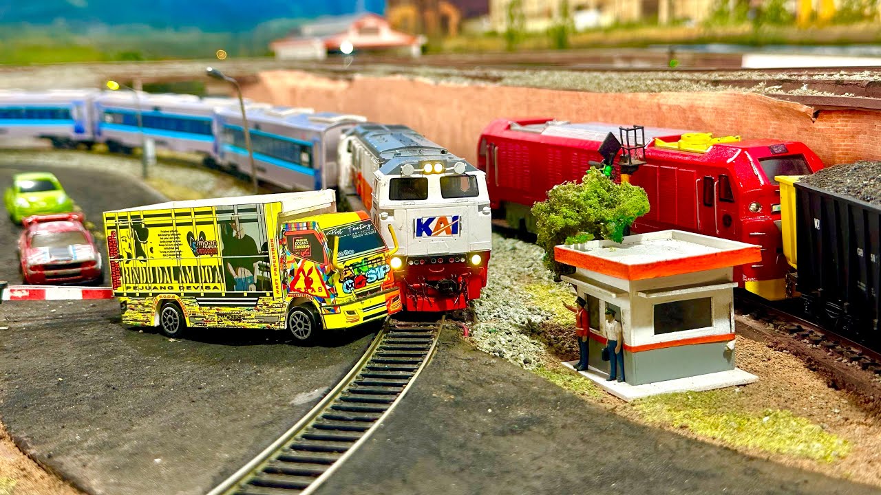 Drama kereta api Lodaya SS New Generation CC206 anjlok menabrak truk oleng di perlintasan kereta api