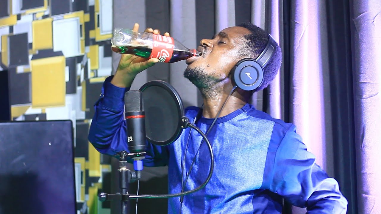 Woow...Naasei the Story Singer enjoying his spiritual coke whiles ministering@MAJOR STUDIOX .. 🙌