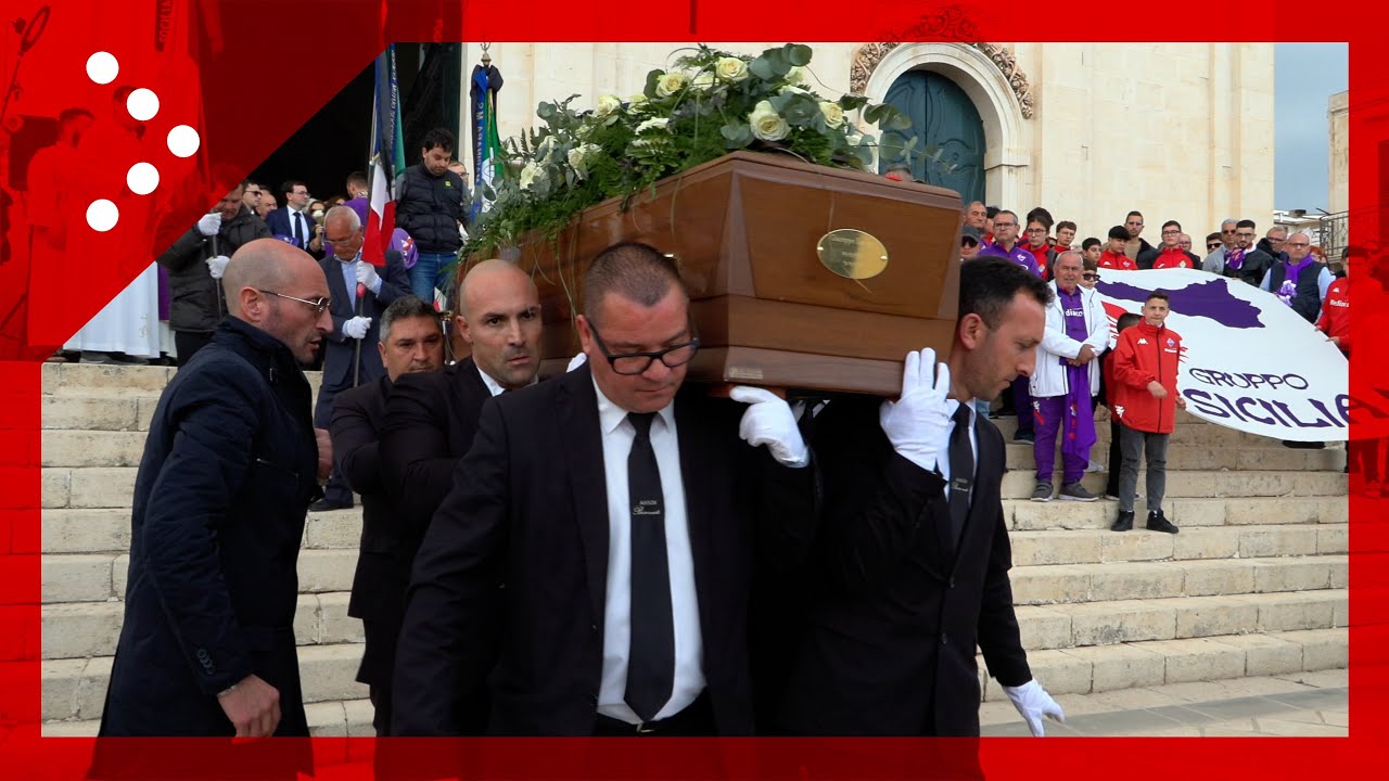 Addio a Joe Barone, l'uscita del feretro dopo la messa a Pozzallo