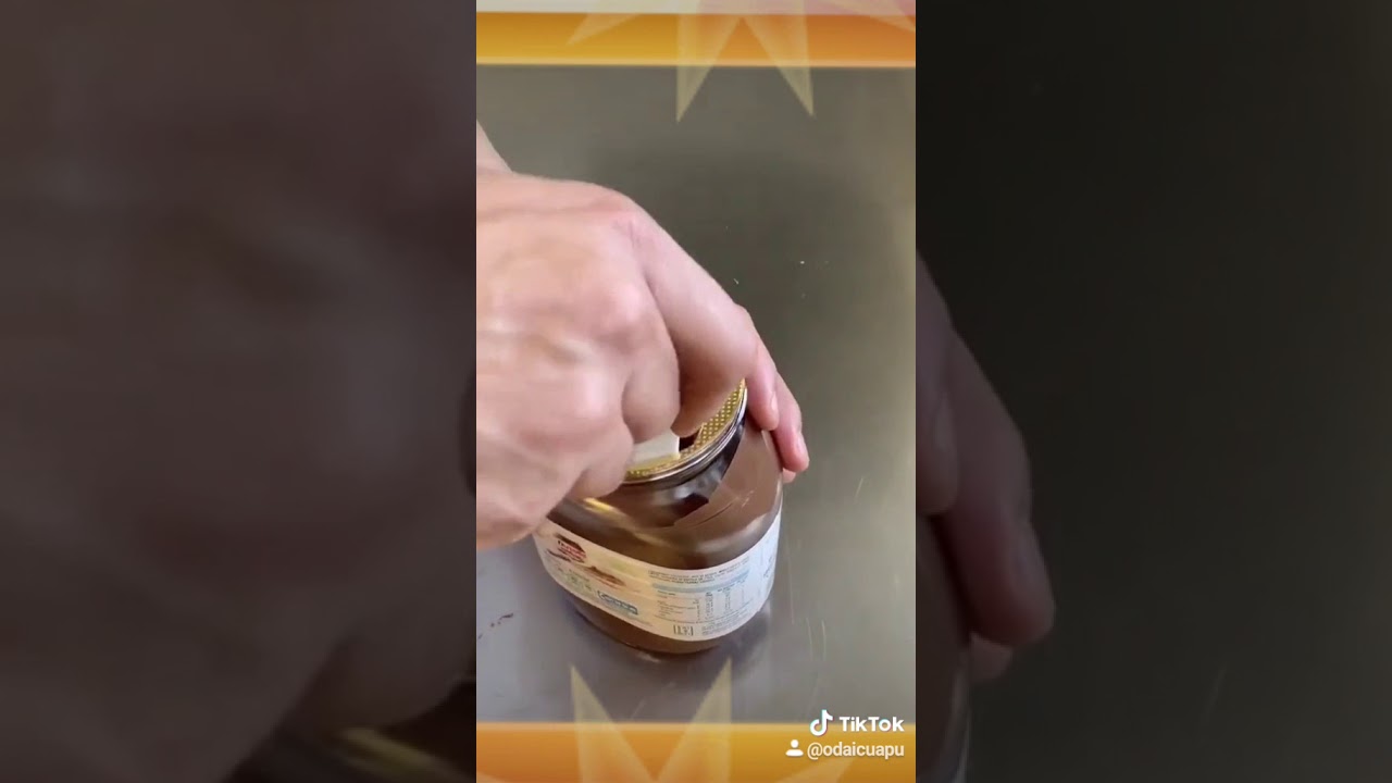 Stiati ca  exista un cutitas in barcanasul de la nutella ??