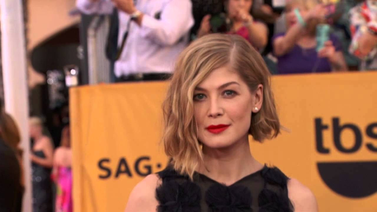 SAG Awards 2015: Rosamund Pike Red Carpet | ScreenSlam