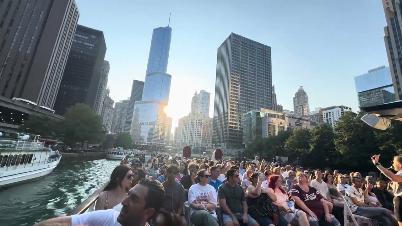 Traveld to Chicago downtown by car and￼ water taxi .who visited شیکاگو دومین شهربزرگ گردشگری ￼امریکا