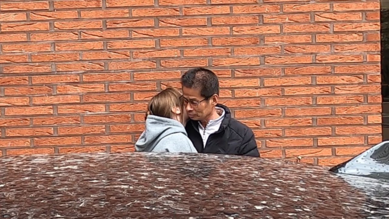 Прошёл год... и папа обнял мою жену как родную (подарки из России)