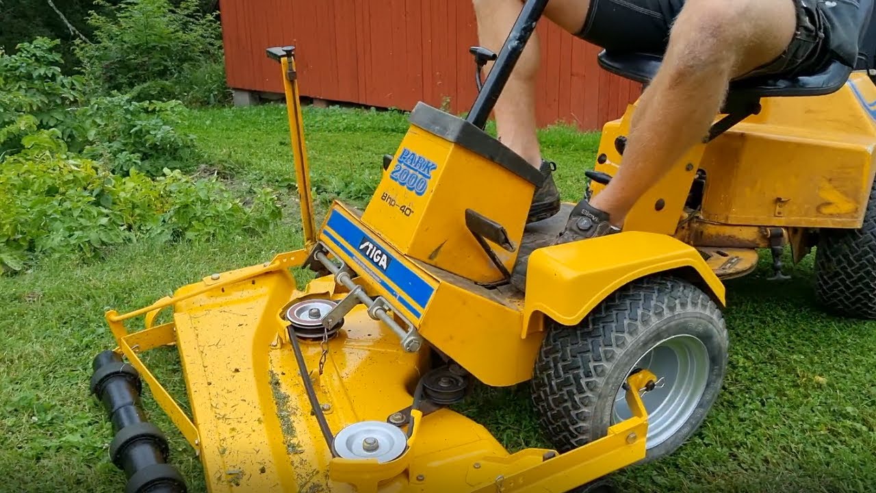 Stiga Park 2000 - Mowing Grass