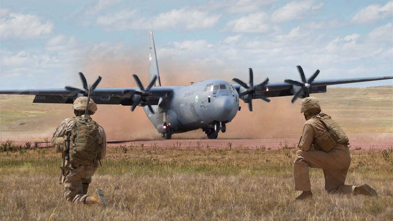 Массивный американский самолет C-130 безукоризненно приземлился на грунтовой полосе