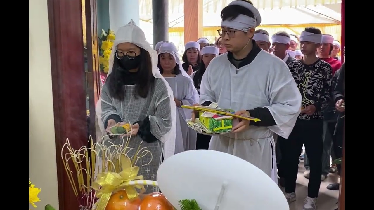Lễ dâng hương con cháu bà con đám Cậu Tiến Thanh Thoả