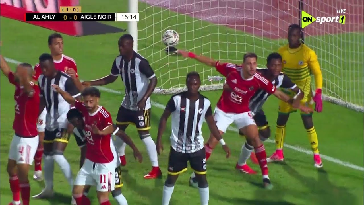 لحظة طرد جراديشار لاعب الأهلي أمام إيجل نوار في واحدة من أغرب لقطات الماما أفريقيا