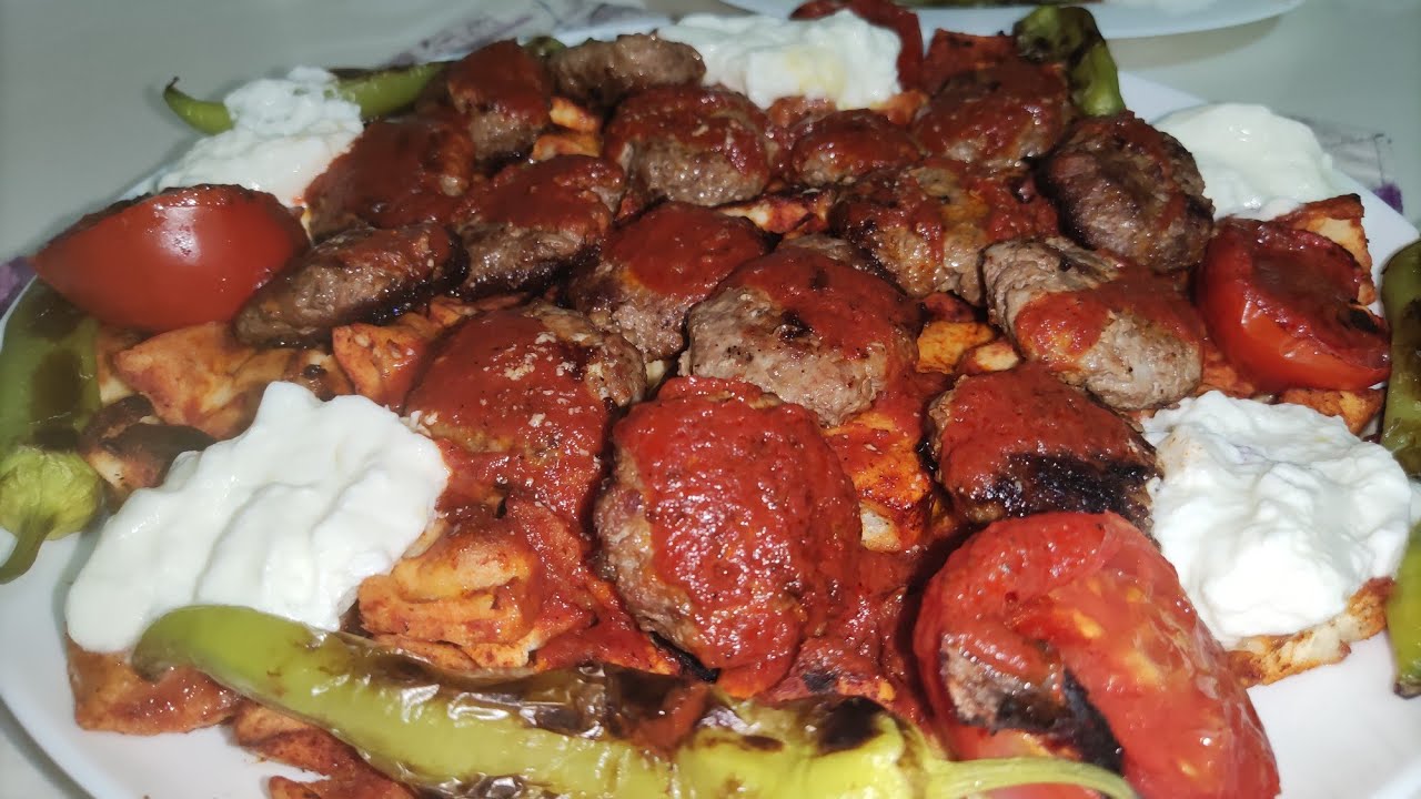 Evde K&ouml;fte İskender Tarifi 🔝 Pideli K&ouml;fte Nasıl Yapılır