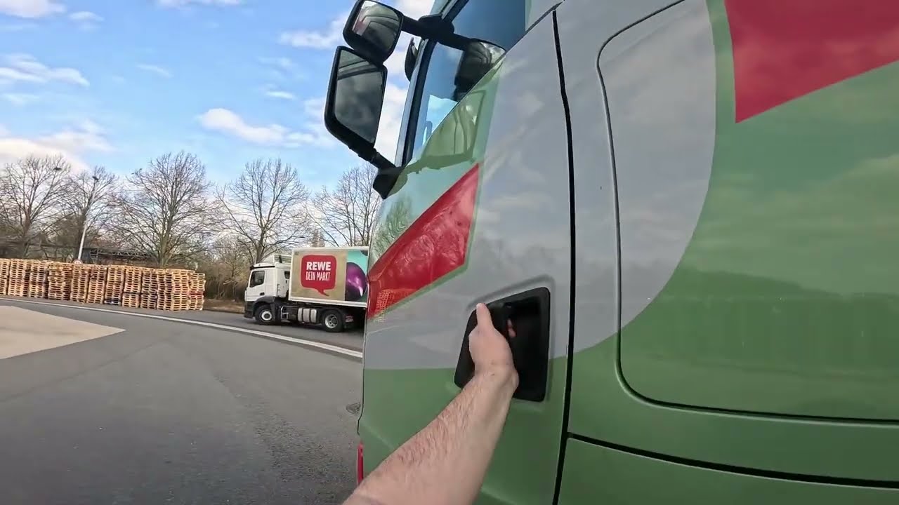 Remorca plină de sare de pe drum !!