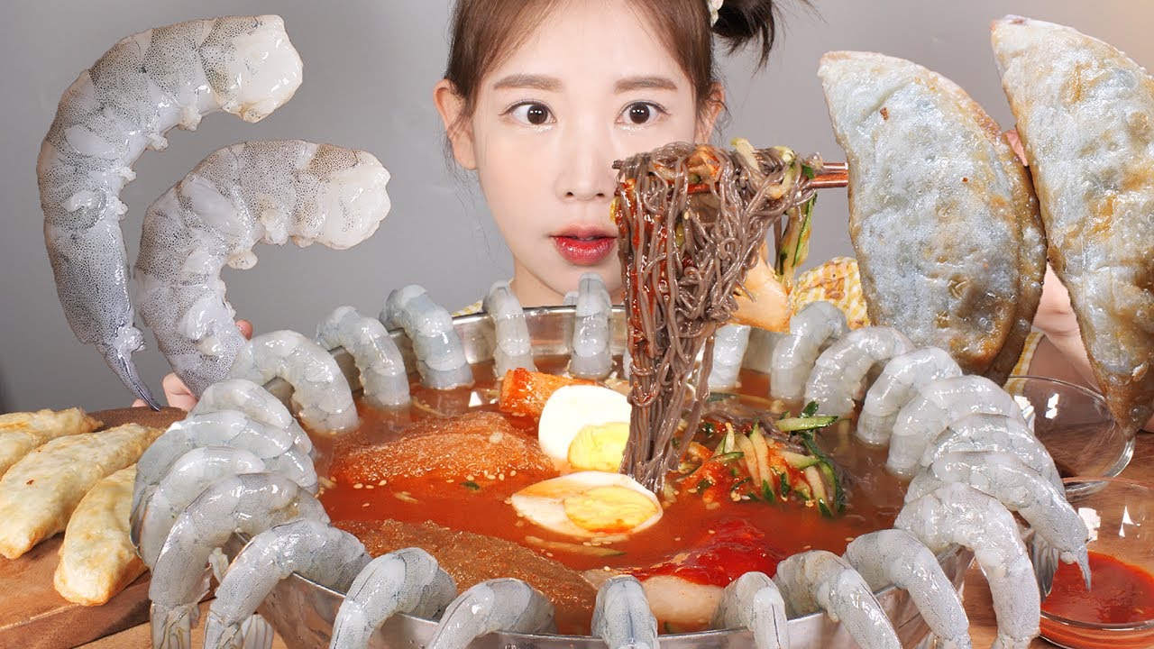 그 계절이 왔다😱 불냉면에 생새우 토핑 먹방 Naengmyeon (Spicy Cold Noodles & Raw shrimp mukbang korean food