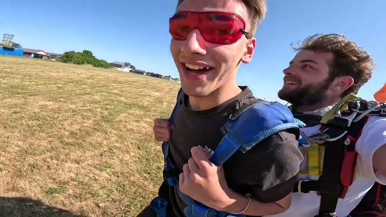 Saut en parachute tandem en Bourgogne - Parachutisme 71, l'&eacute;cole de chute libre de Chalon-sur-Sa&ocirc;ne