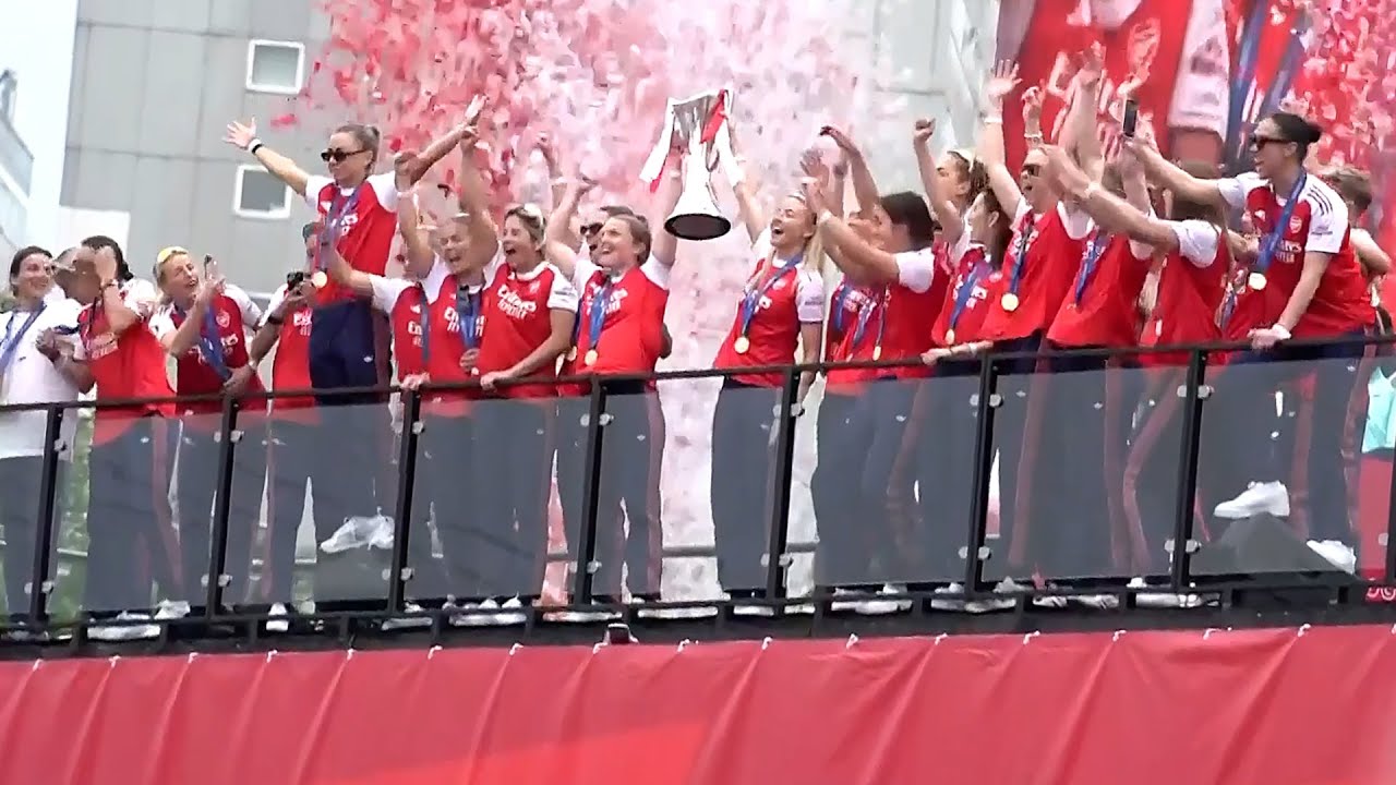 Женская команда «Арсенала» поднимает трофей Лиги чемпионов на стадионе «Эмирейтс» 🏆