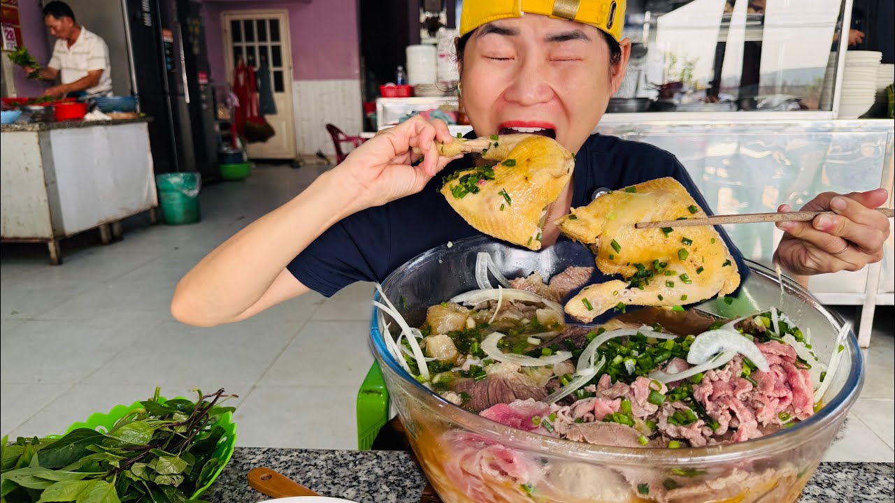 NGA SUMO LẦN ĐẦU TIÊN SANG CHẤN TÂM LÝ KHI CHỦ QUÁN BẤT NGỜ CHO MÌNH TỰ VÀO BẾP LÀM TÔ PHỞ KHỔNG LỒ