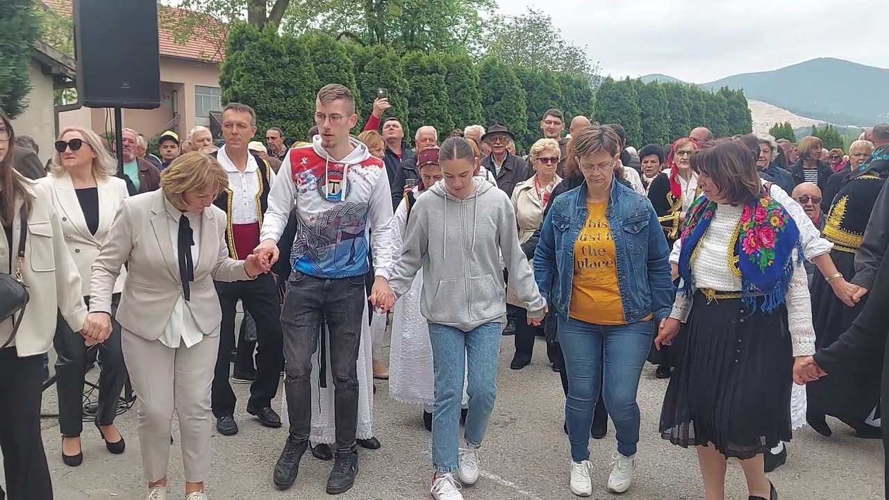 Narodno kolo za Jurjevo u Vitezu. Muzika uživo s Petar Strukar  Lola i Anto B.Franjić.