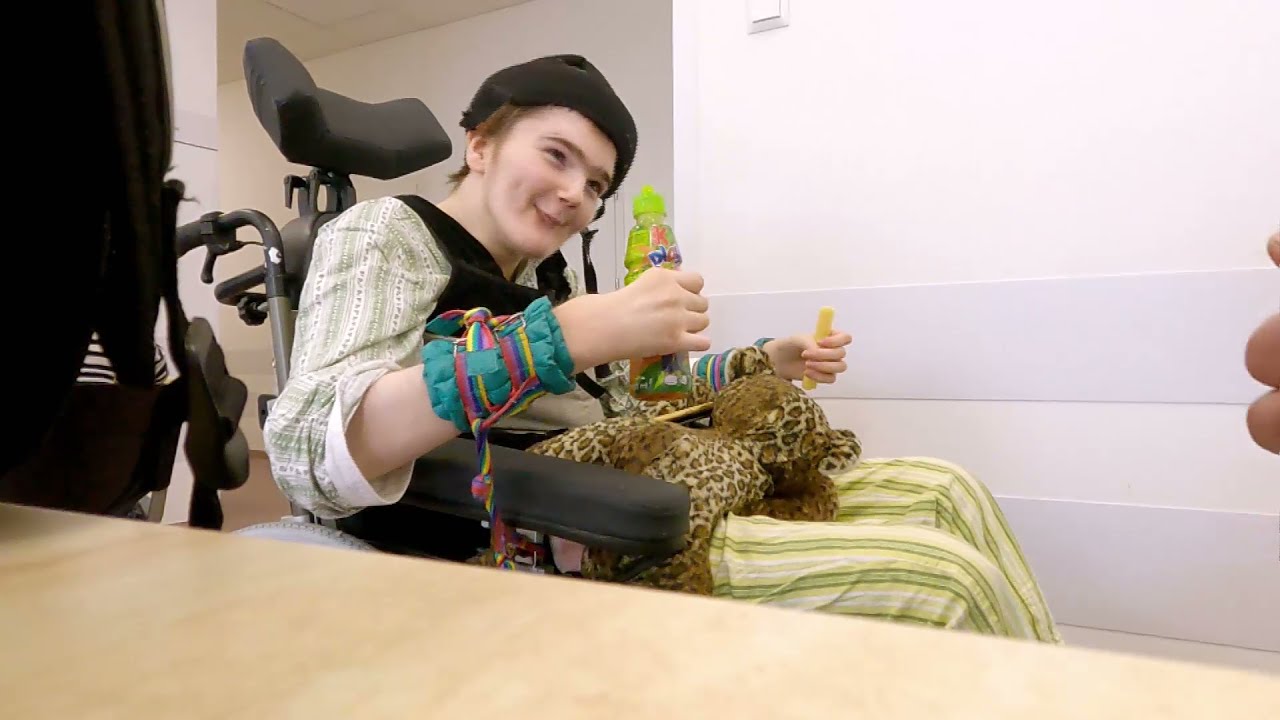 Bartosz jest w szpitalu, ma skrępowane ręce i nogi. Rodzice walczą, by przenieść syna (UWAGA! TVN)