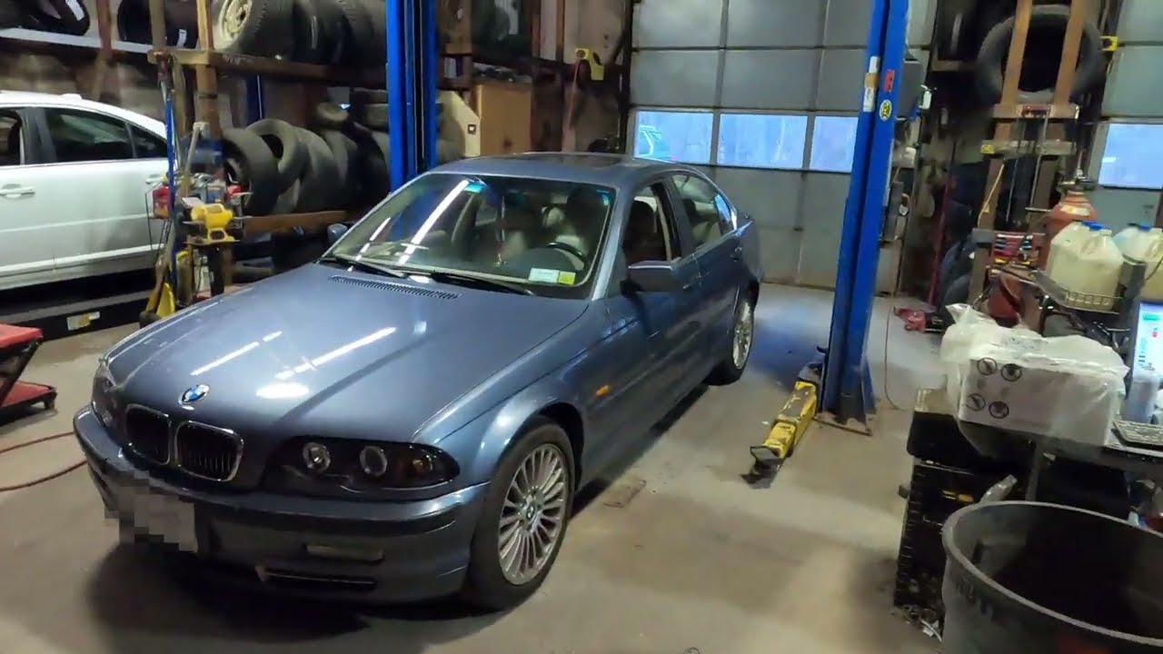 Удаление и установка блока управления двигателем (DME) и системы EWS на BMW 2001 года.