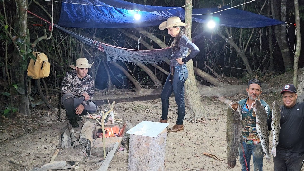 PESCANDO ACAMPANDO nesse local PERIGOSO, lugar totalmente preservado, com bastante ação de peixe.
