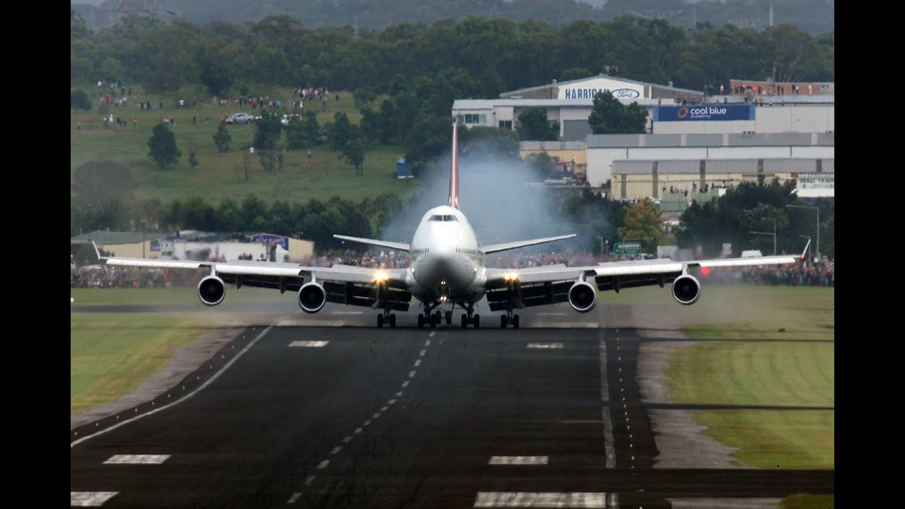Qantas 747-400 VH-OJA Wollongong Arrival