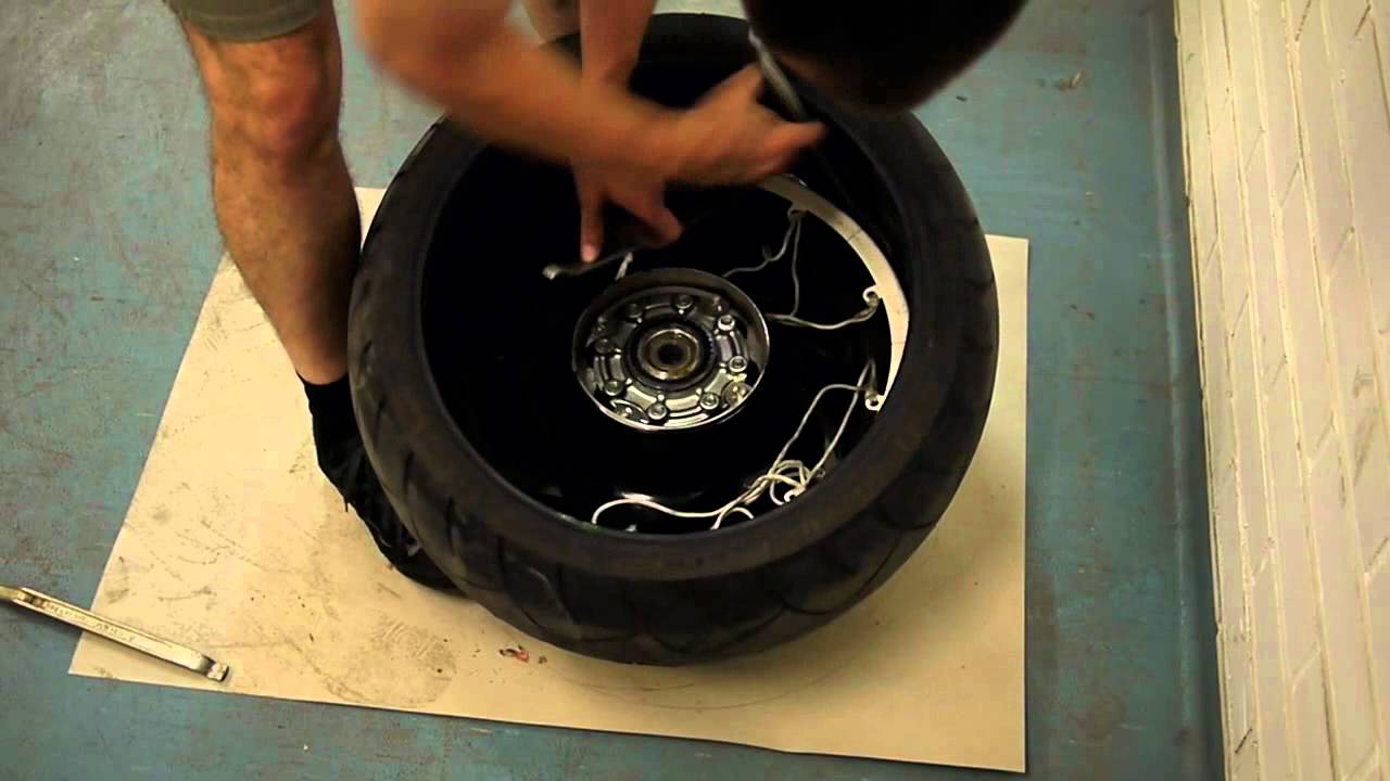 Suzuki M1800R tyre change