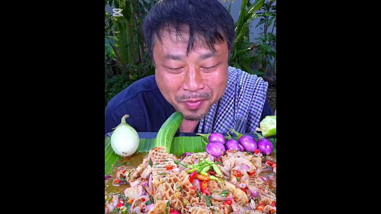 Отварная говяжья грудинка со свежими овощами – это очень вкусно.