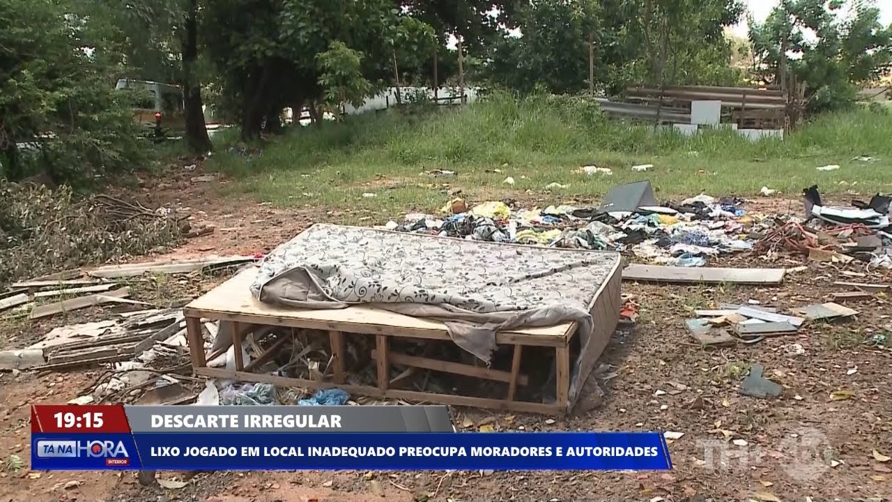 Descarte irregular de lixo e entulho incomodam moradores da região norte de Rio Preto