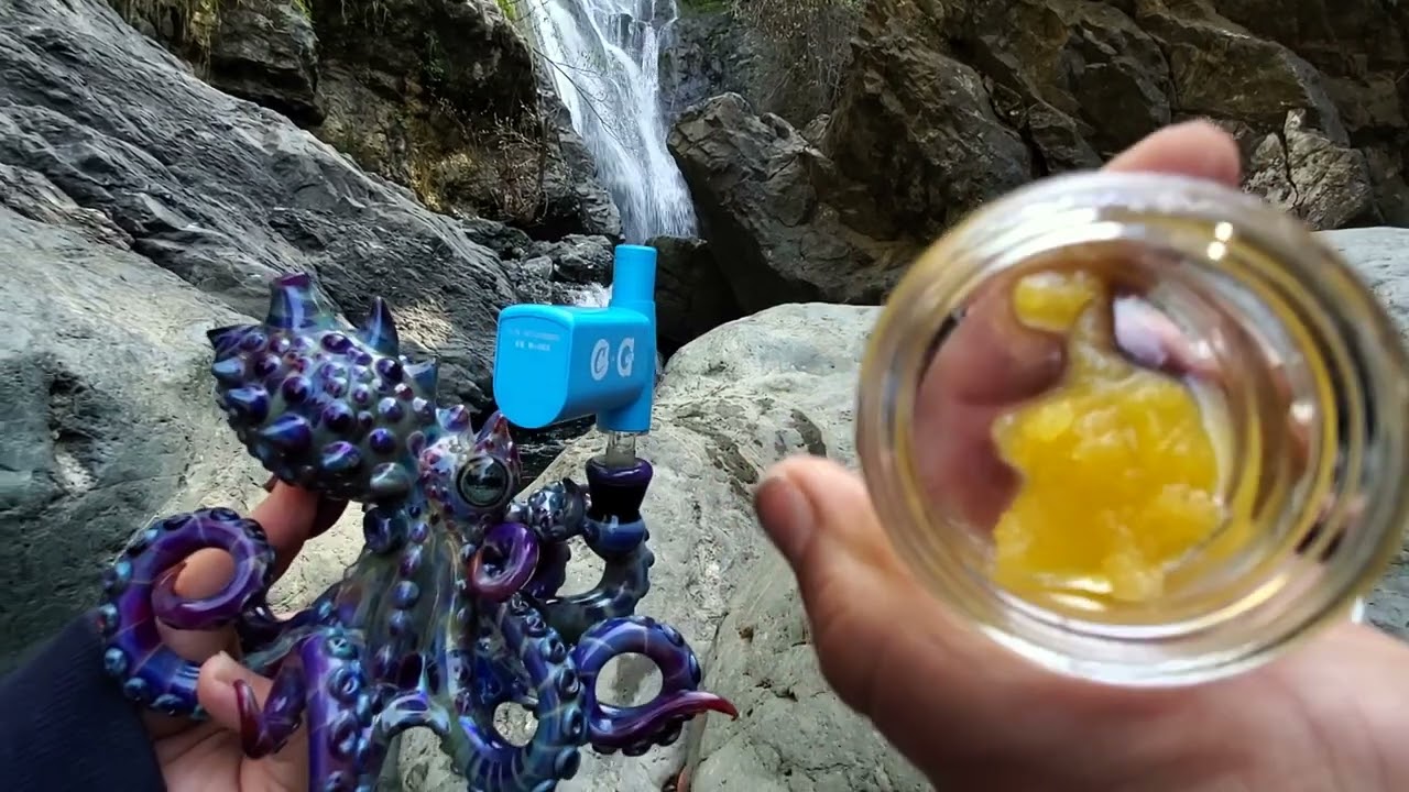 Taking Mako Glass dabs at Salmon Creek falls!!