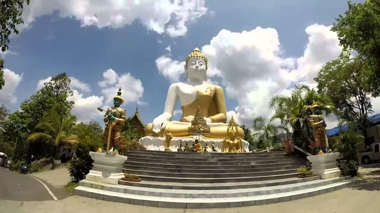 Wat Phra That Doi Kham: stair running & temple tour