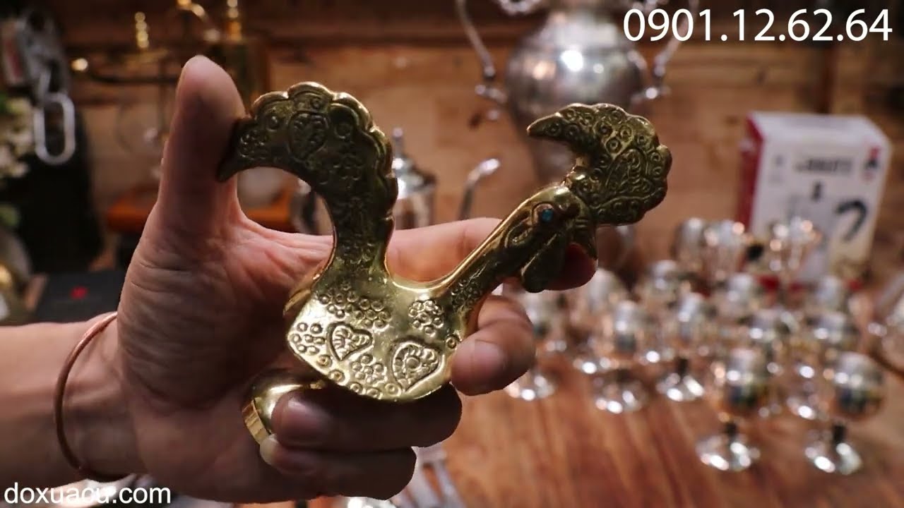 Đồ Mỹ xưa -Clip 2401- Đồ đồng xưa, bộ ấm trà mạ bạc, bình pha cafe, đèn dầu, áo đi mưa parka