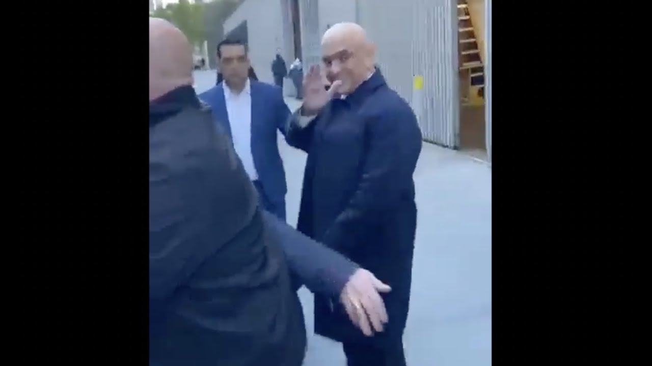 Alexandre de Moraes dá sorisso e tchauzinho para bolsonaristas que o atacam em Nova York