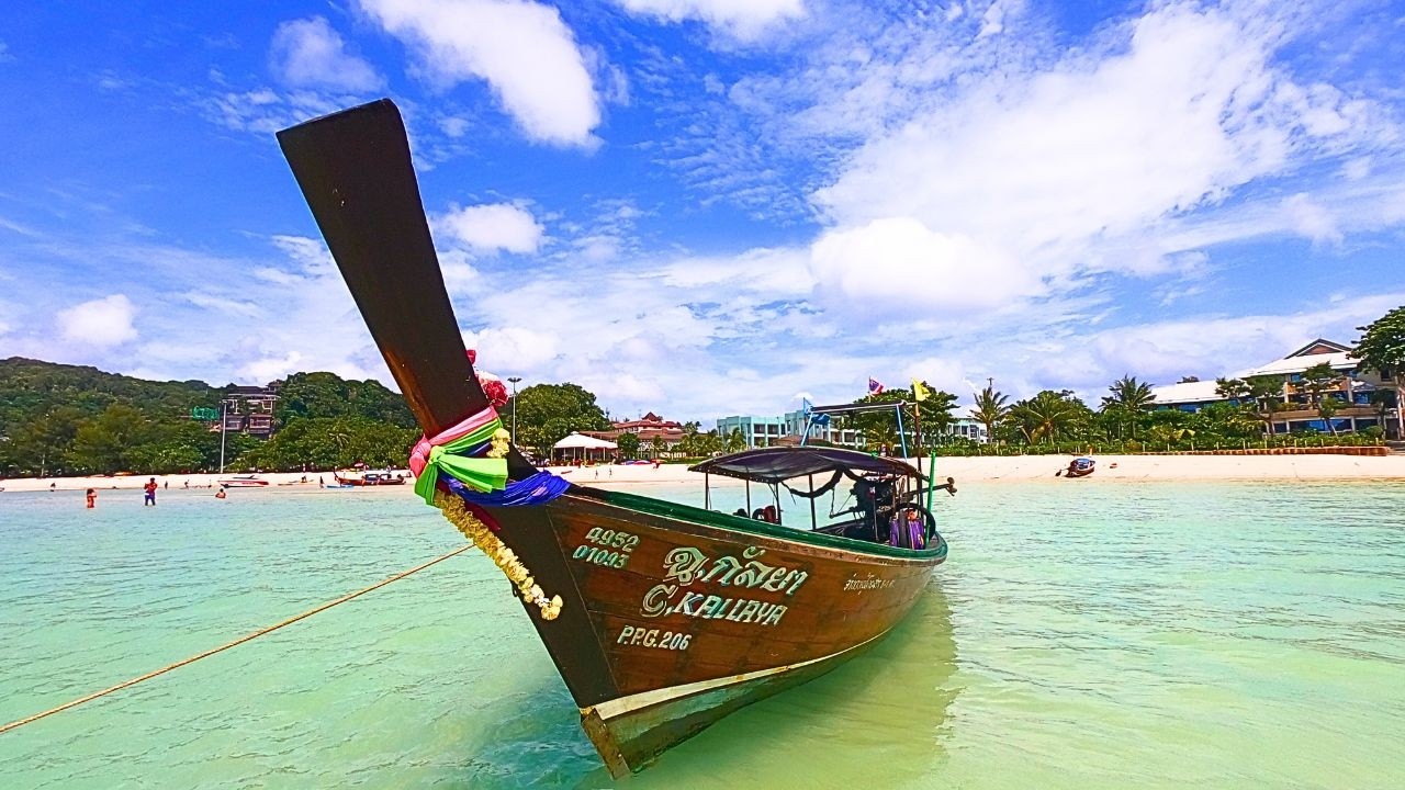 TAILÂNDIA CRISTALINA: A MAGIA DAS ILHAS PHI PHI | Documentário de Viagem