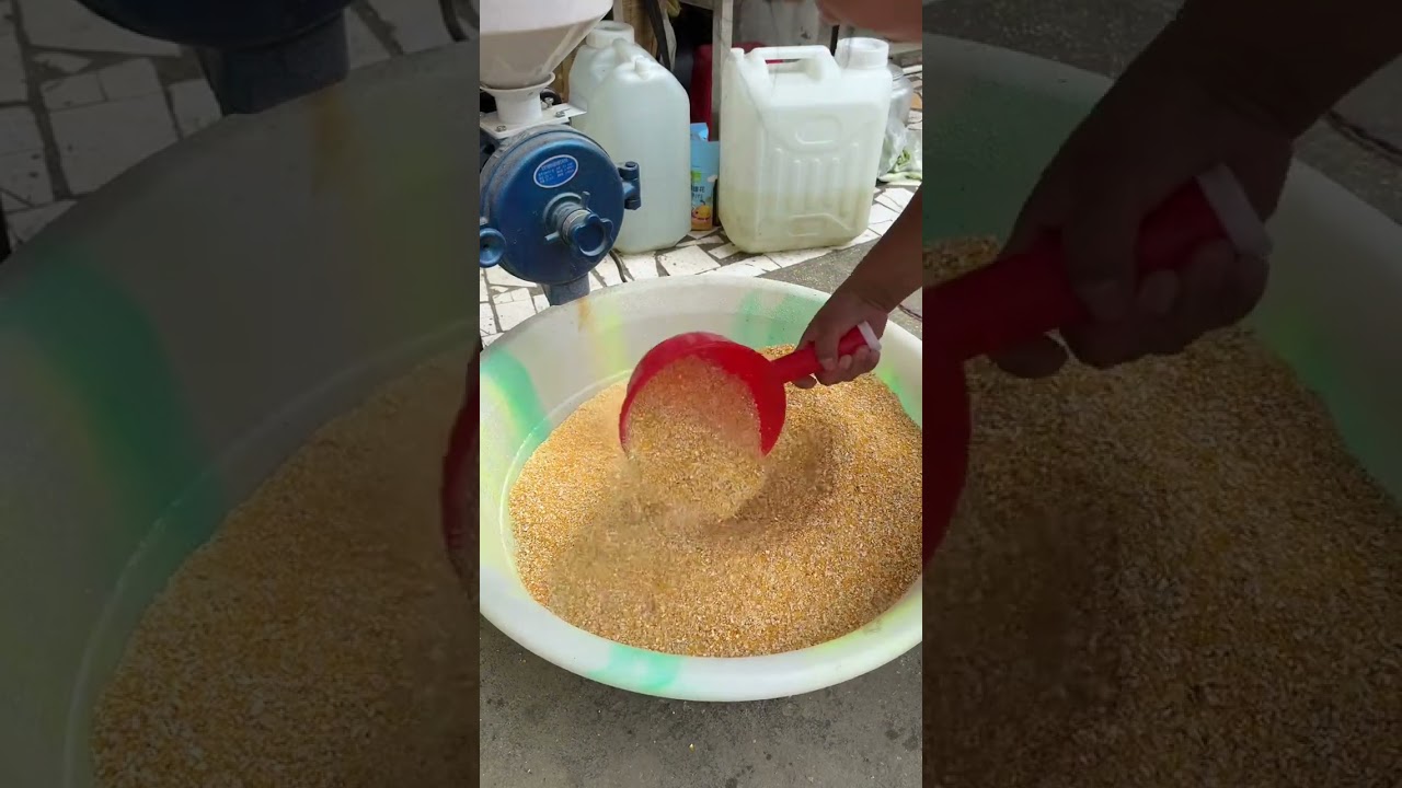 今天拿了全家人的鞋子到小河边洗。自从上次来这里洗之后现在家里的鞋子都拿来这里洗了。这几天天天下雨这个水都是满满的。#用抖音记录农村真实生活 #用抖音记录卡车生活