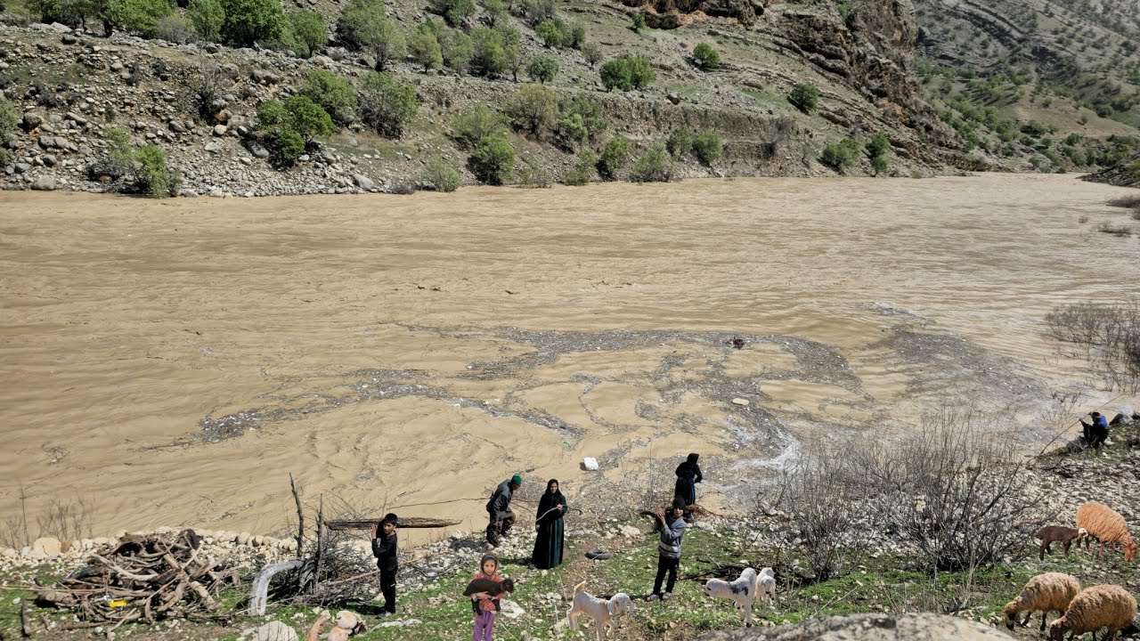 Nomadic Life | Flash flood floods the river 🌊 Deadly attempt to collect firewood in muddy water 😱🔥