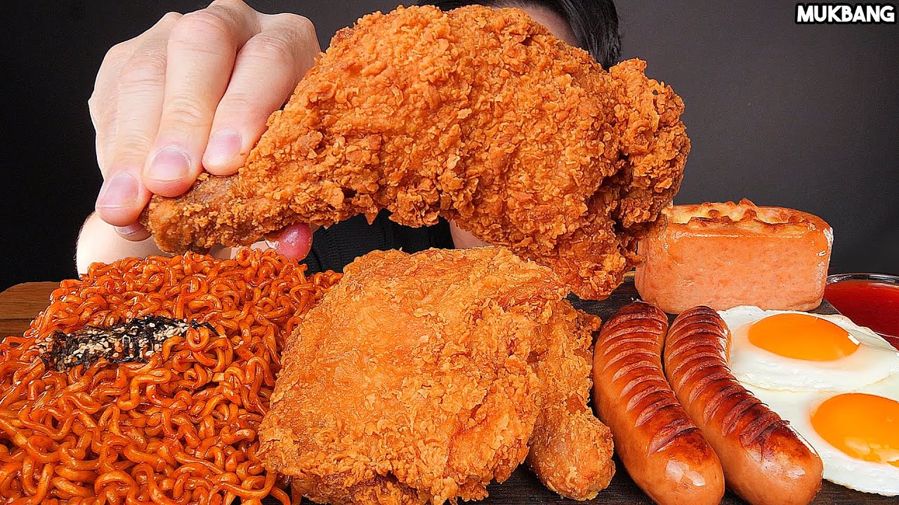 жареный цыпленок и колбаса, острая лапша FRIED CHICKEN 🍗 FIRE NOODLES & SAUSAGE EATING ASMR MUKBANG