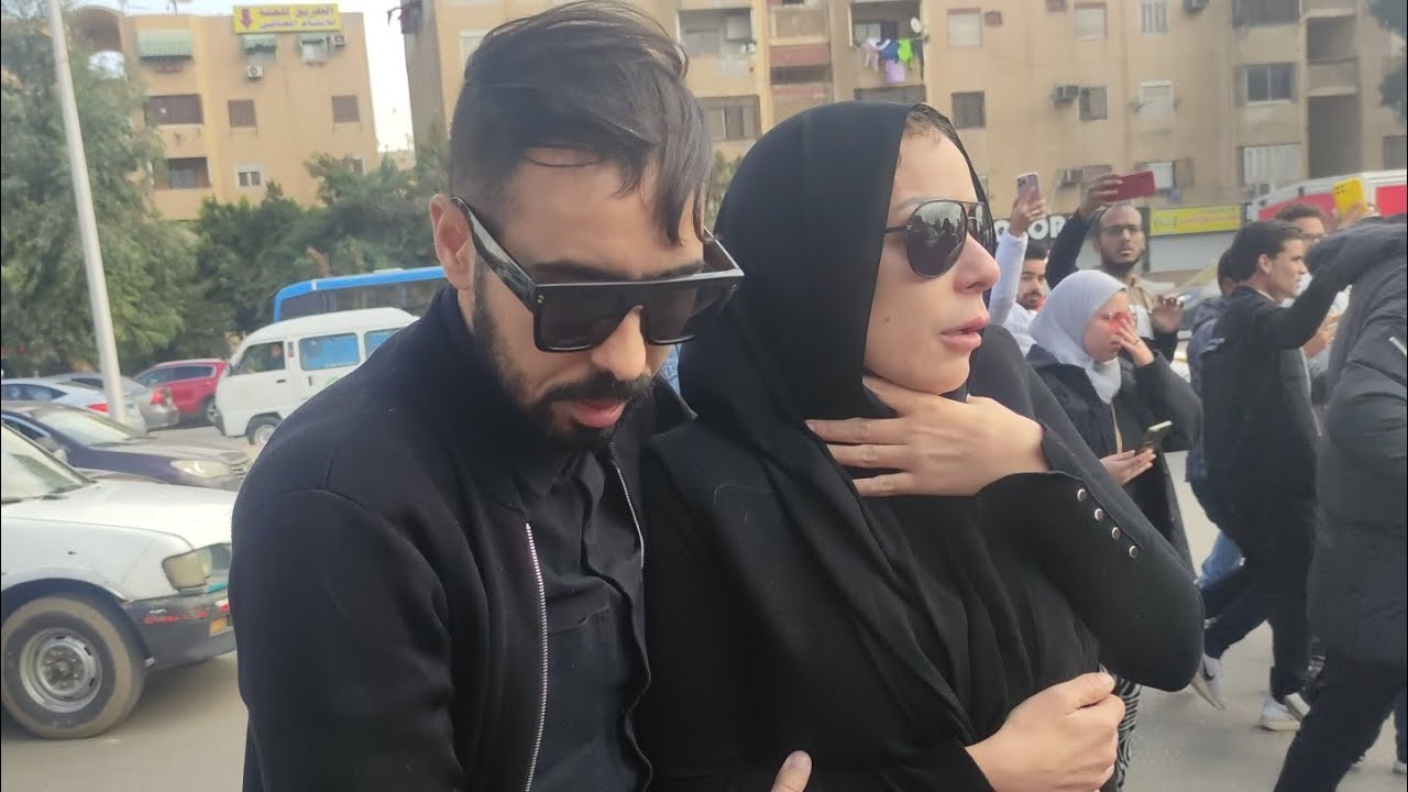 ريم البارودي و اختها يفقدوا السيطرة لحظة القاء النظرة الاخيرة علي والدهم 😢