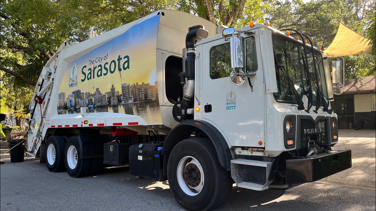 Sarasota Solid Waste Mack MRU McNeilus Rear Loader Garbage Truck Packing Heavy Yard Waste
