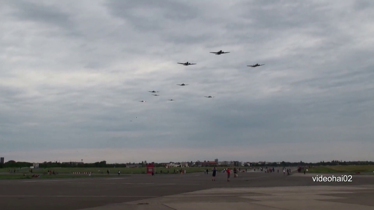 15 Rosinenbomber über Tempelhof .70Jahre Luftbrücke