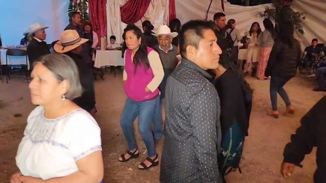 Zapateando bonito desde Santa Maria Teposlantongo con Los Perseguidos De San Juan
