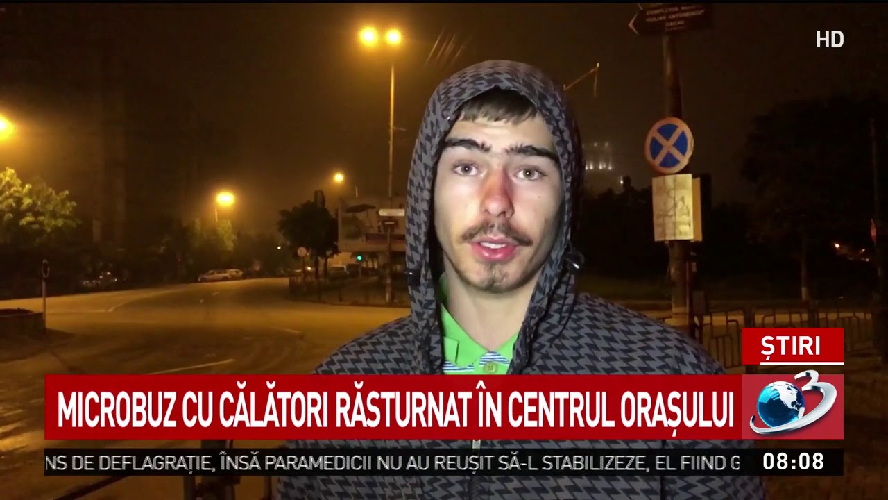 Accident grav &icirc;n Bacău. Microbuz, răsturnat după ce spulberat o mașină