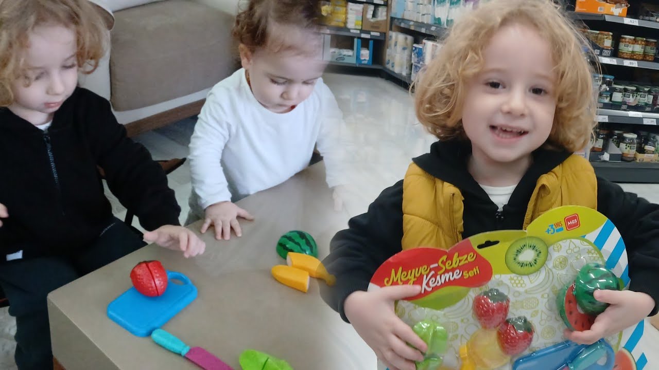 Kayra oyuncaklar meyve zebze kesme oynuyor🥰😊