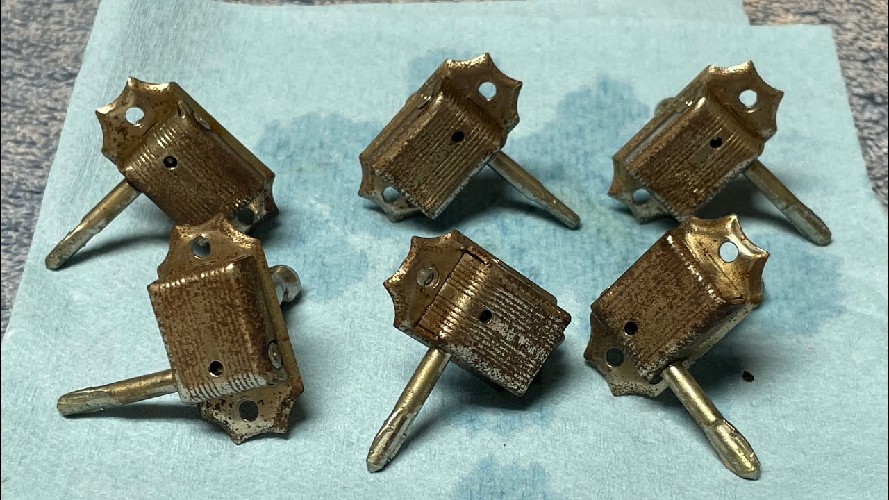 Cleaning vintage guitar tuners using WD-40