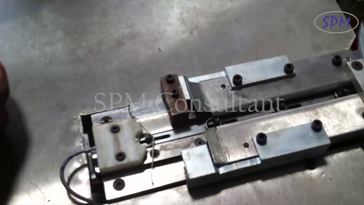 Auto Cloth Clip Assembling Machine
