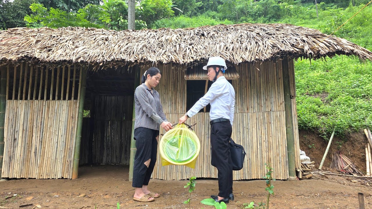 The joy of a single mother when a kind CEO helped her complete her new house