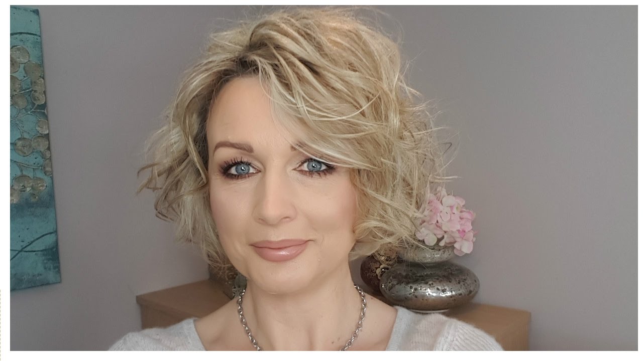 How To Curl Short, Stacked Bob