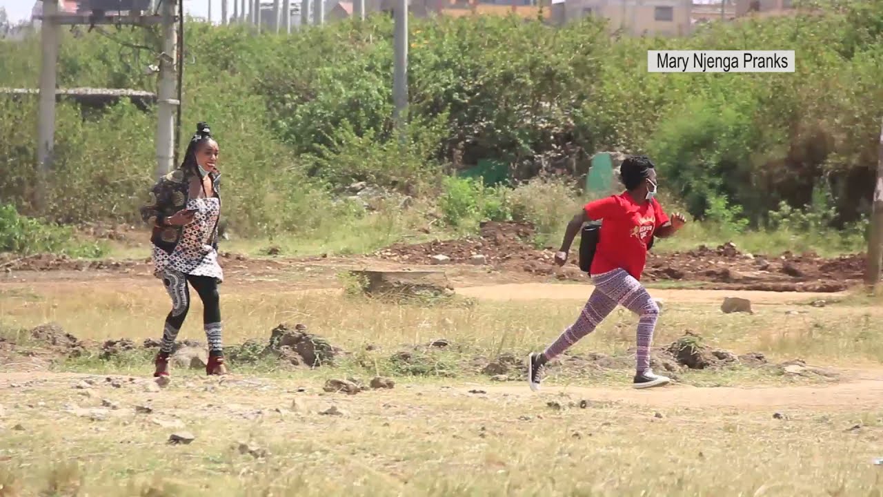 BEST VAMPIRE TEETH PRANK Hilarious WATCH A LADY WHO  LOST Her Shoes SCREAMING#comradesflavour#Naswa